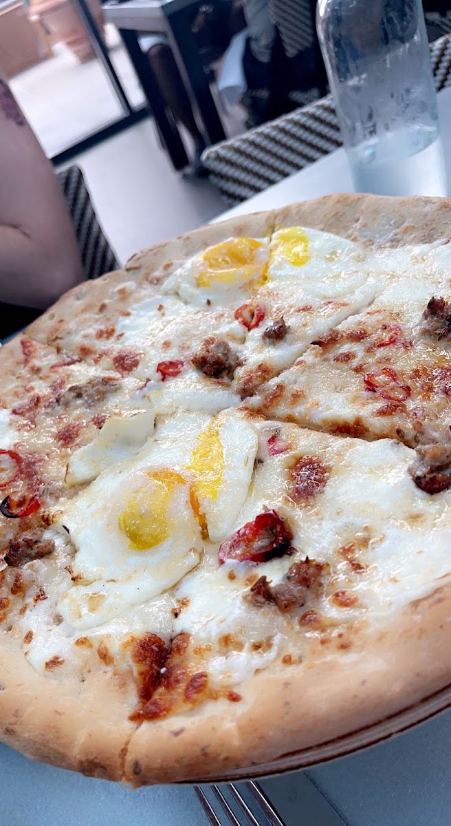 Breakfast pizza