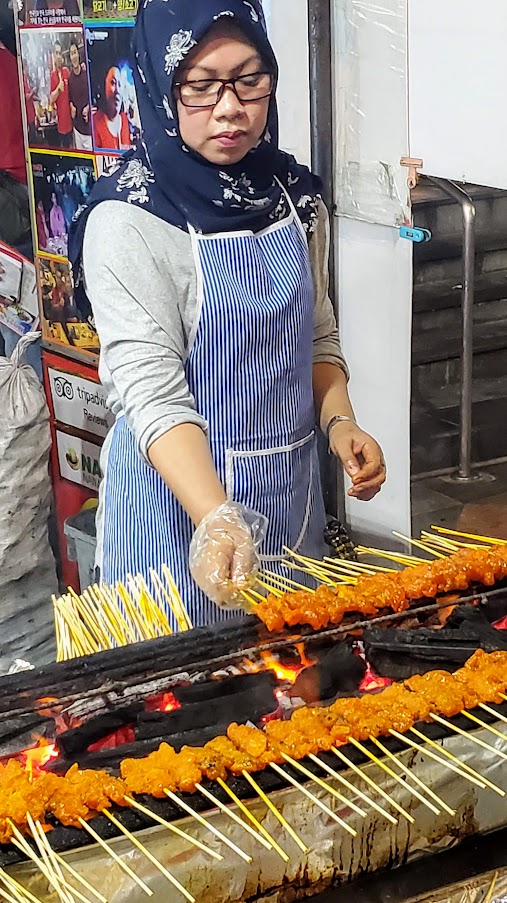 Guide to visiting hawker centers in Singapore- a look at Lau Pa Sat for Satay Street in the evening