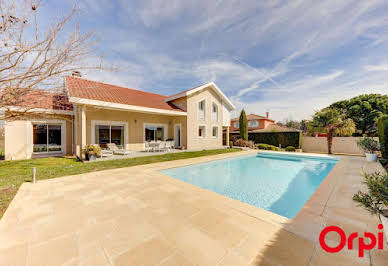 Villa with pool and terrace 8