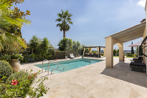 House with pool and garden 5