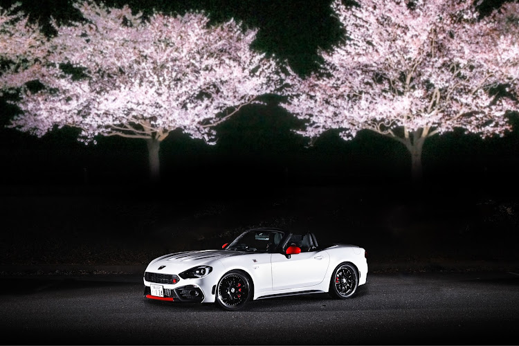 124スパイダーのタップすると高画質・桜と愛車・事件発生・ストロボ４灯撮影・ニコンに関するカスタム事例の投稿画像2枚目