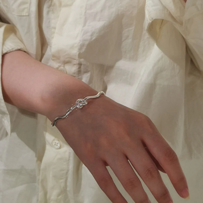 Bracelet Noué en Argent S925 avec Motif de Personnage, Élégance et Style pour un Look Unique, Cadeau Parfait pour Toutes Occasions.