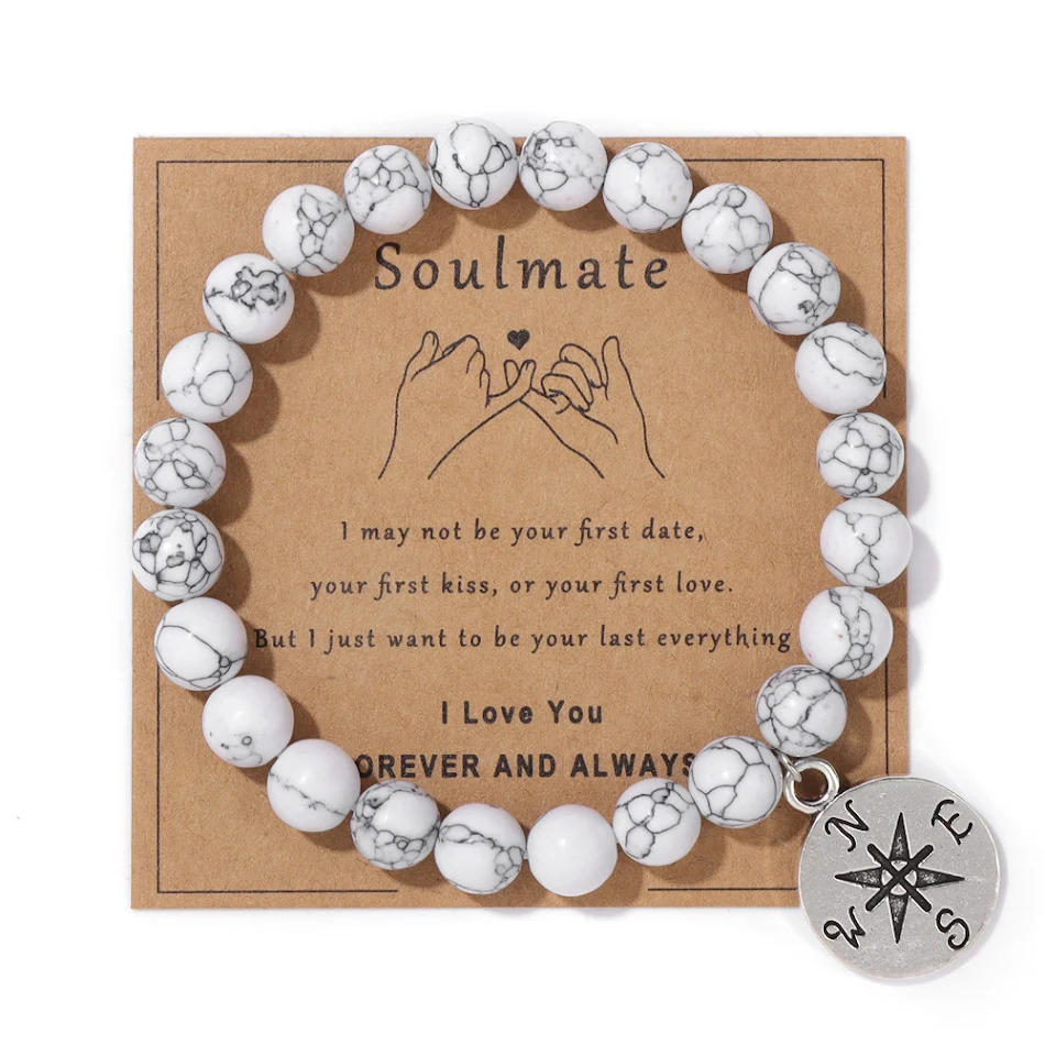 Bracelet pendentif boucle de sécurité et pendentif amour, un bijou symbolisant la sécurité et l'affection, pour un port quotidien.
