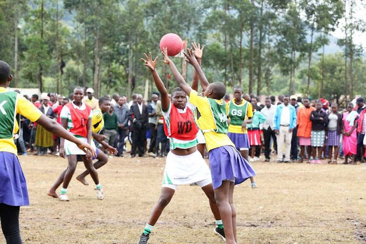 Rose Onyango of Mogonga High (L) attempts to block Gesicho’s Nancy Moraa during the Kisii County netball final / COURTESY