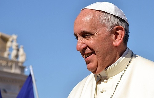 Pope Francis greets pilgrims in St. Peter's Square June 7, 2014. Credit: Daniel Ibanez/CNA.