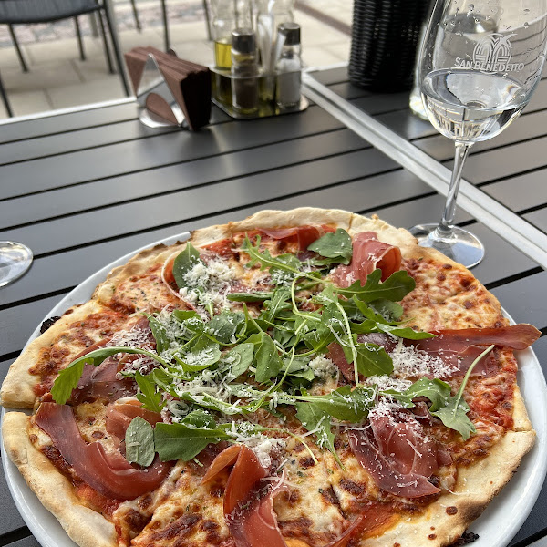 Prosciutto and rocket pizza