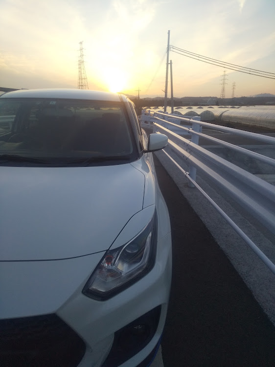 スイフトスポーツのフォロワーさんと同じ所で撮影(^｡^)・夕日に挨拶に関するカスタム事例の投稿画像2枚目