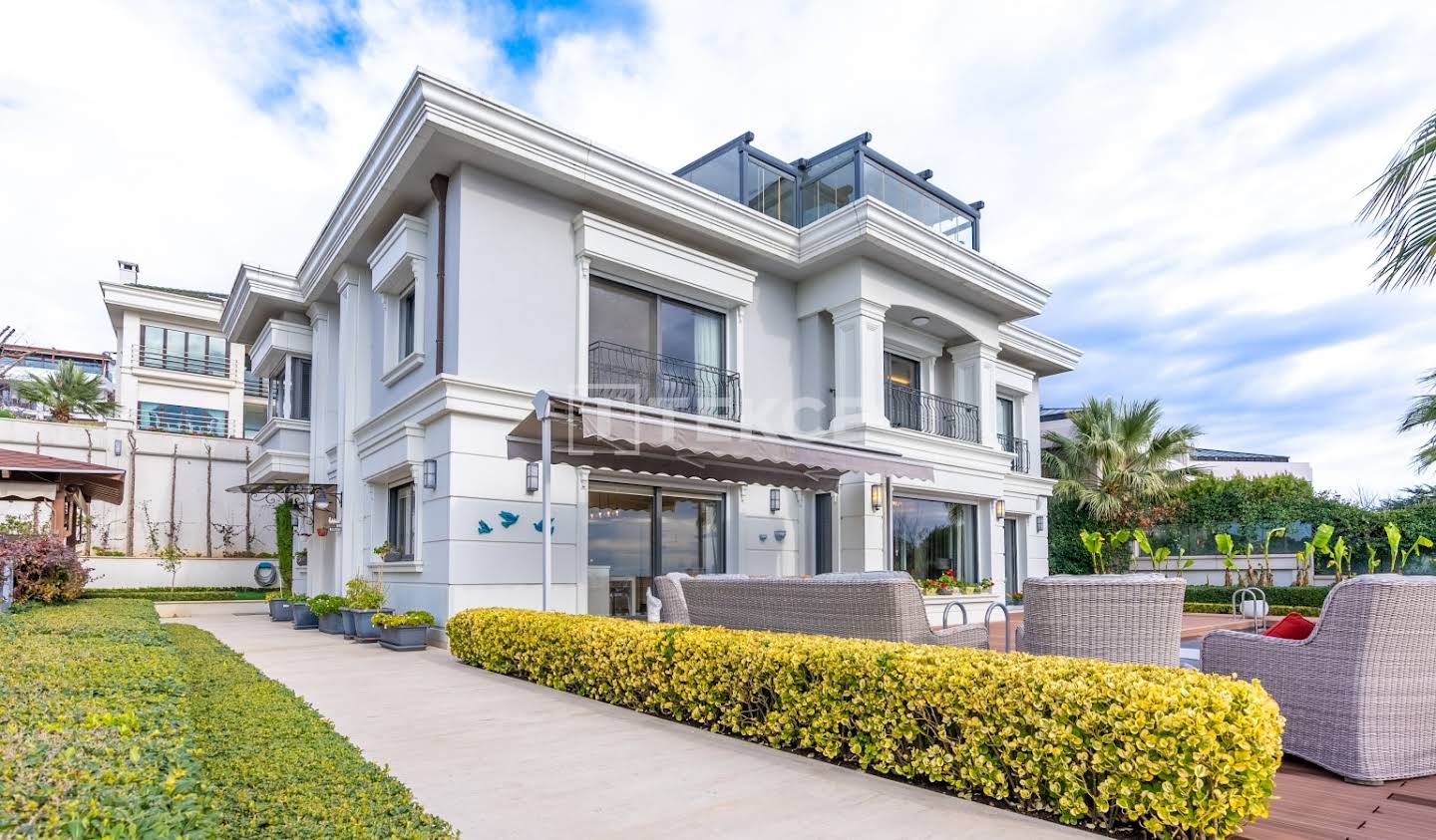 House with pool and terrace İstanbul