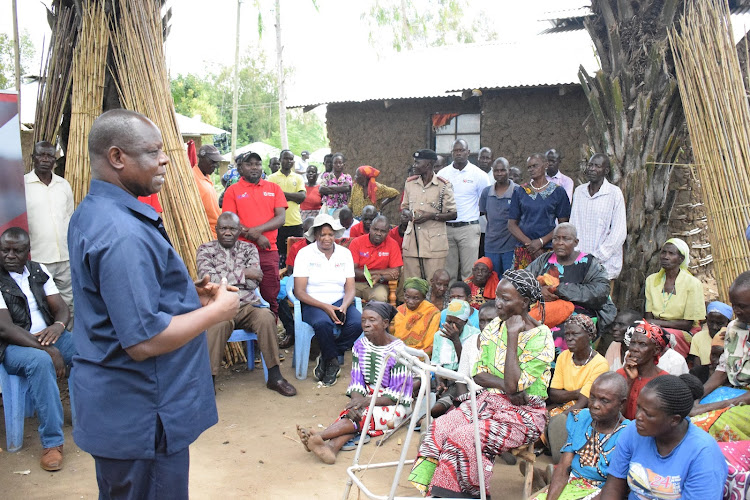Bunyala DCC Paul Papa speaking to residents at Sigiri along the banks of River Nzoia.