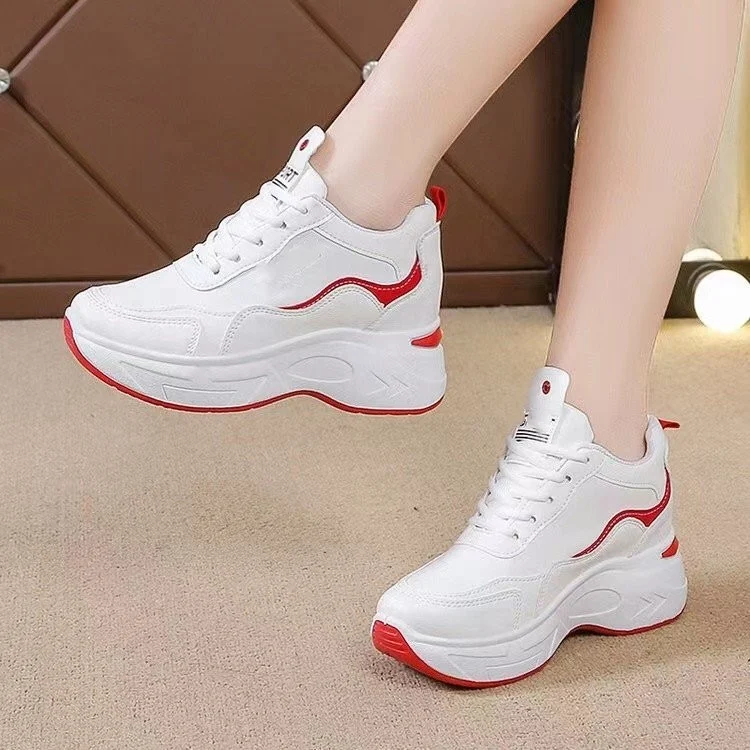 Verhoogde sportschoenen voor dames met ronde neus en veters. Meer lengte, comfort en stijl, perfect voor sportieve activiteiten.