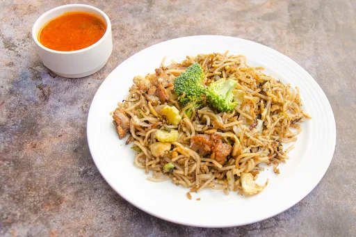 Sam Special Egg And Chicken Mixed Chowmein