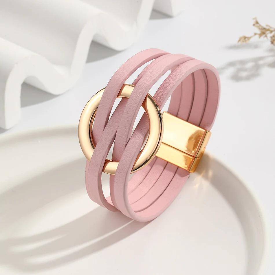 Bracelet femme cuir croisé, grand anneau métal, manchette multicouche, fermoir magnétique, pour un style élégant et tendance.