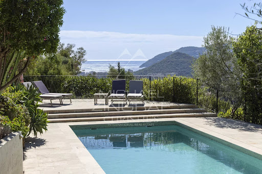 Seaside villa with pool and terrace 1