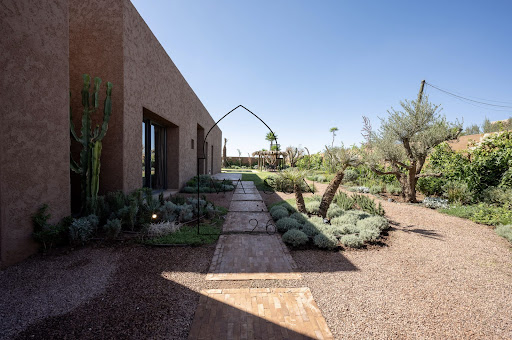 Villa with pool and garden 3