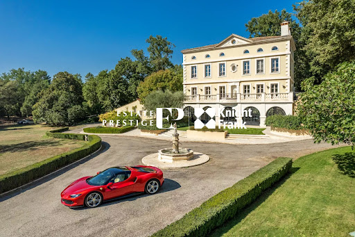 Villa with pool and garden 2