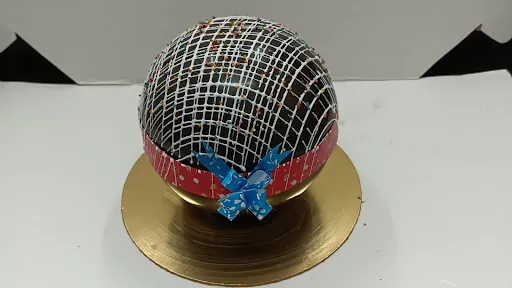 Pinata Round Cake With Hammer