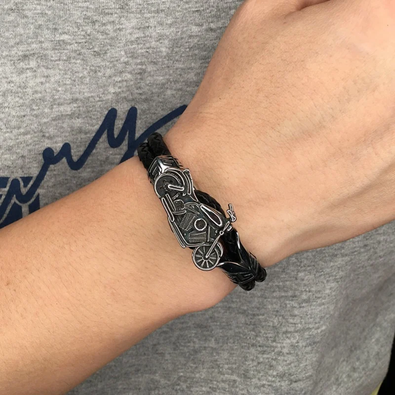 Heren motorarmband van roestvrij staal en gevlochten leer, robuust en stijlvol ontwerp, ideaal voor motorrijders.