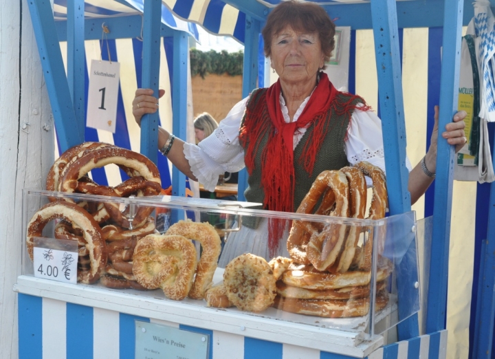 Venditrice di brezel di Dario Marzanni