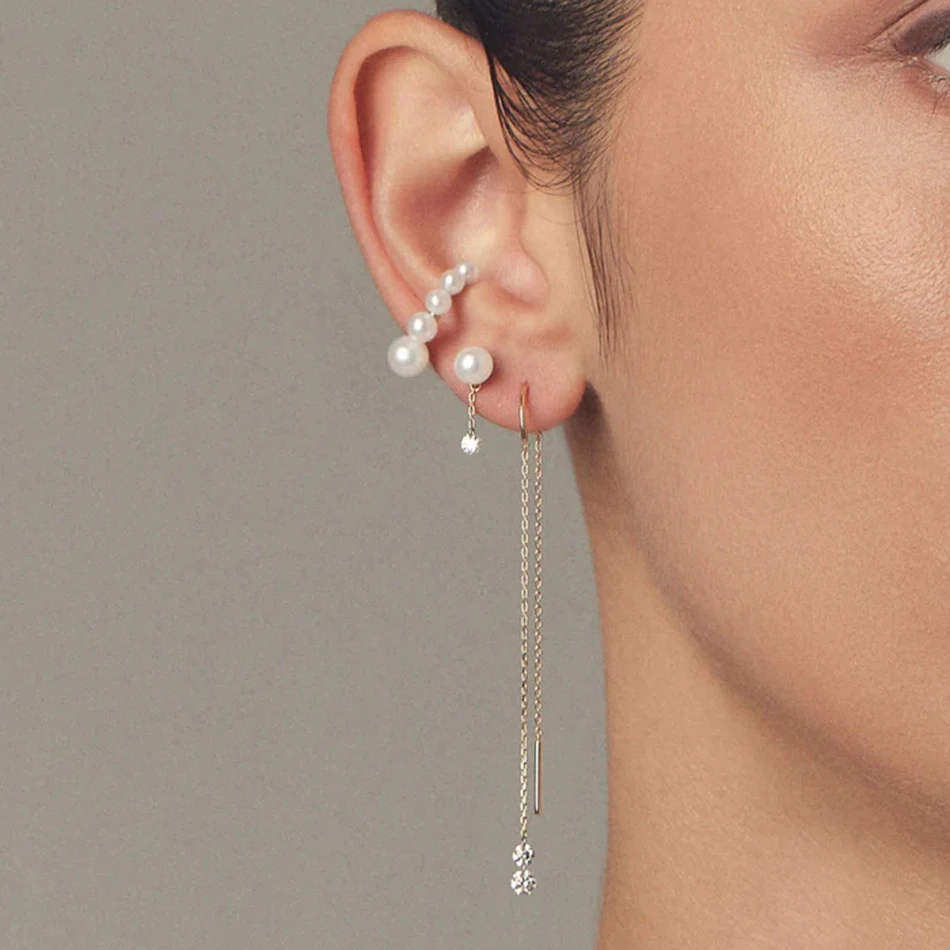 Elegantes pendientes colgantes de perlas y circonitas, perfectos para añadir un toque sofisticado y femenino a tu look diario o especial.
