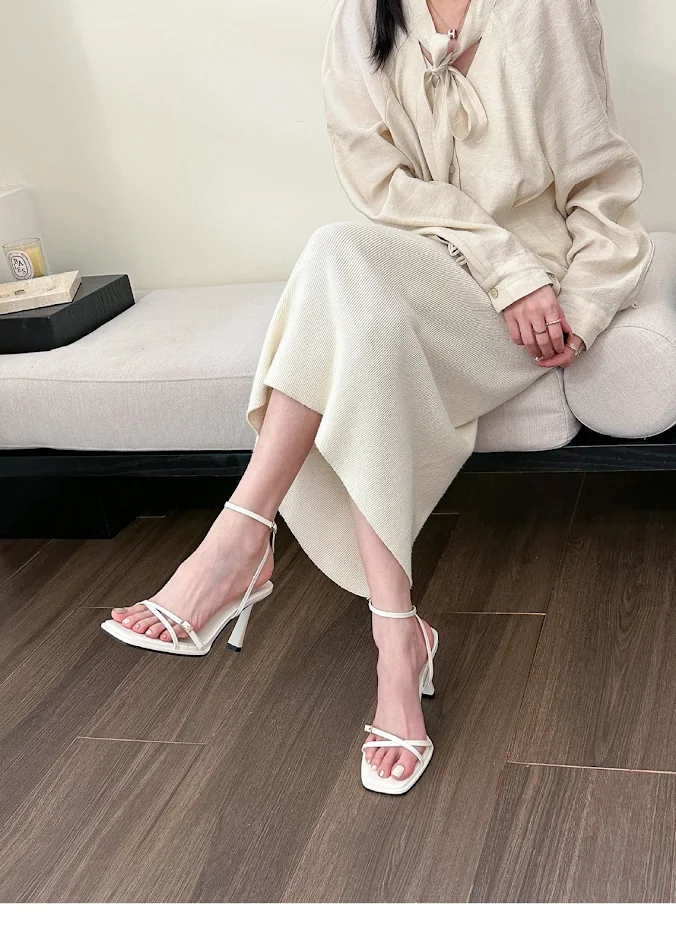 Sandales d'été blanches à bout carré et fines brides, idéales pour un look élégant et confortable pendant les journées ensoleillées