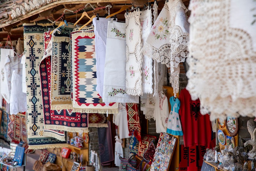 bazar w Krui, Pazari i Derexhikut