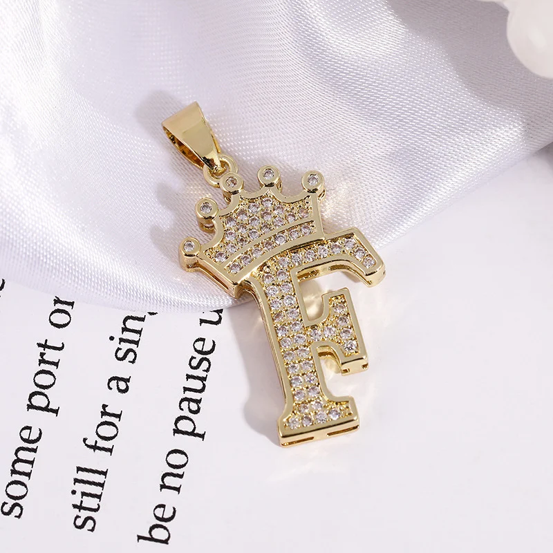 Collier avec pendentif lettre anglaise tendance, un accessoire élégant et personnalisable pour exprimer votre style unique et porter vos initiales.