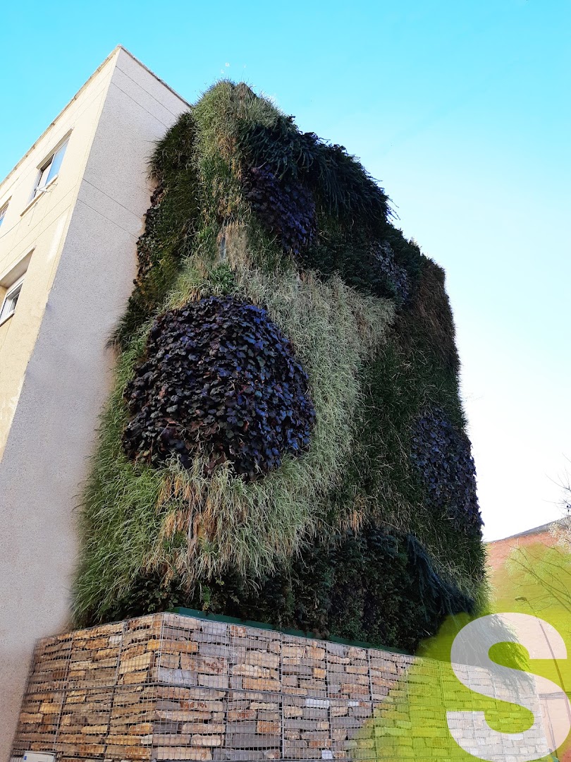 Jardín vertical en Azuqueca de Henares, Guadalajara en la plaza Azafrán