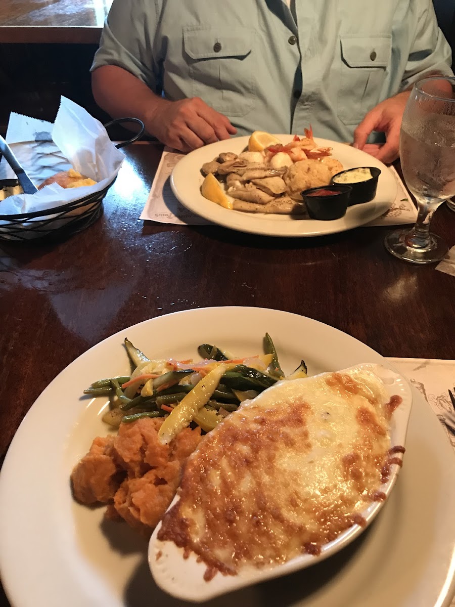 Seafood medley - broiled
Savannah crab, sweet potatoes and mixed veggies - delicious!