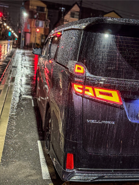 ヴェルファイアのテールランプのこだわり・ファミマの駐車場・雨☔・雨☔️の中での撮影！・マックシェイクに関するカスタム事例の投稿画像3枚目