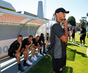 🎥 Supporters Anderlecht lopen storm voor Vincent Kompany