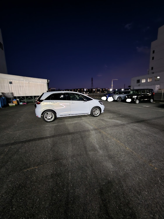 フィットの武蔵野フーズ所沢工場・自宅の駐車場に関するカスタム事例の投稿画像2枚目