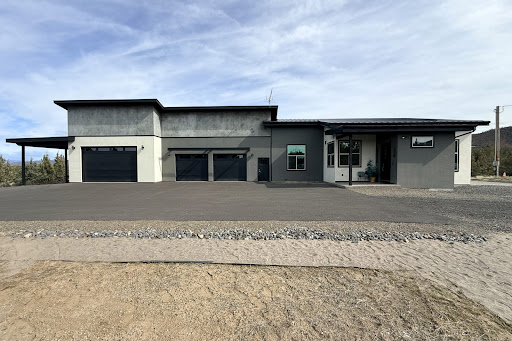 Luxury house for sale in Prineville (United States) - Modern house with three garage doors
