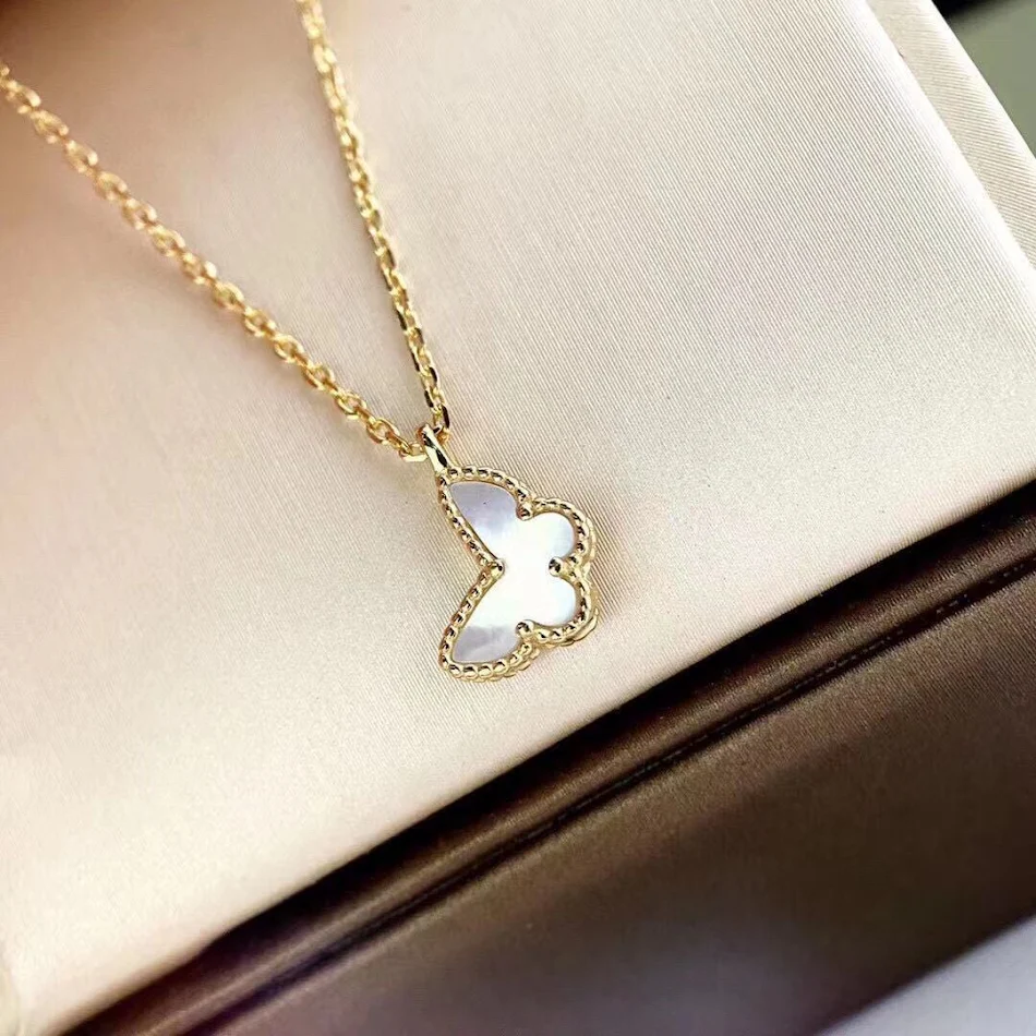 Vrouwelijke vlinderketting Japanse en Koreaanse stijl met witte schelp. Een charmant sieraad voor een elegante look.