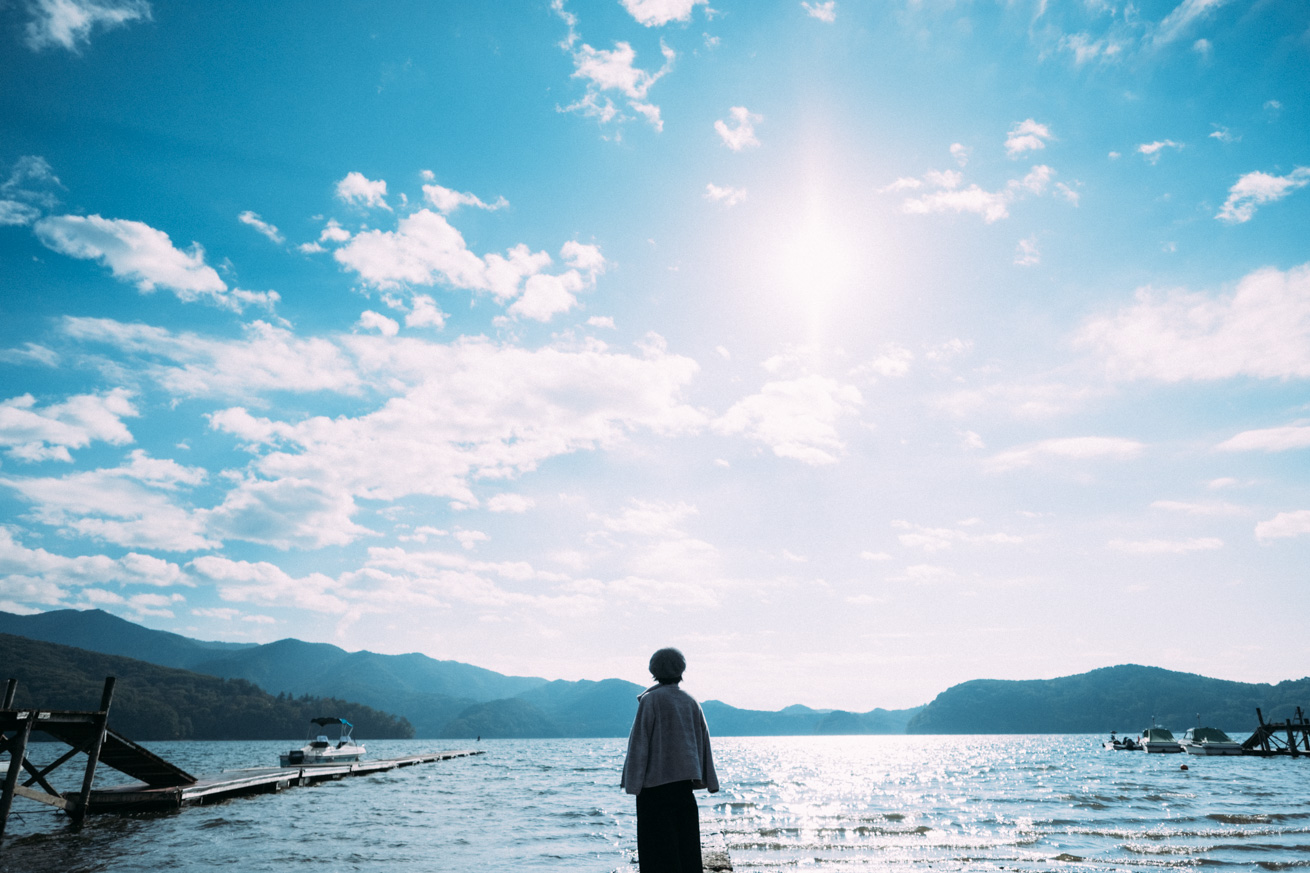 野尻湖の前で朝日を眺める