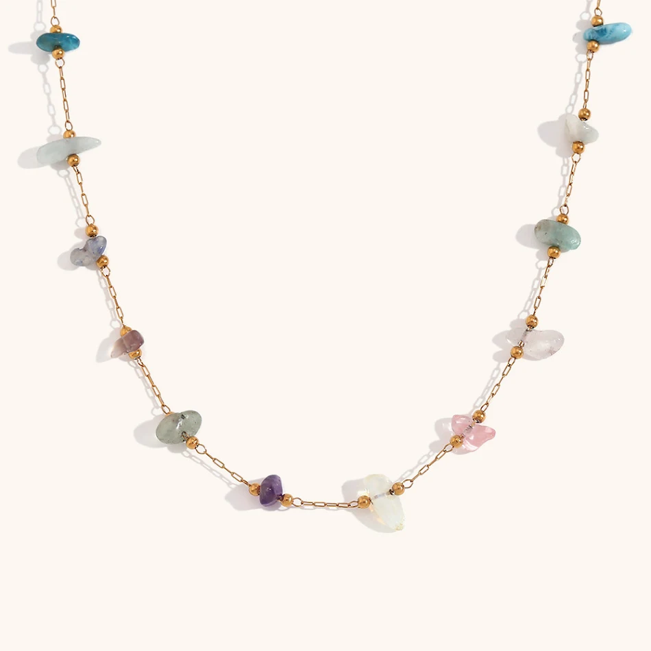 Collier chaîne fait main pour femme, gravier naturel plaqué or 18 carats et acier inoxydable, élégance et résistance.