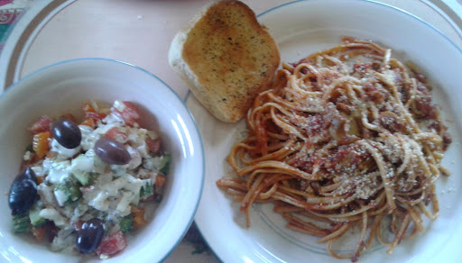 Linguine with garlic bread & Greek salad/yogurt dressing 