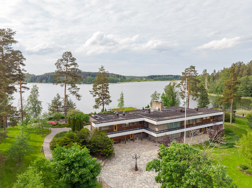 House with pool and garden 4