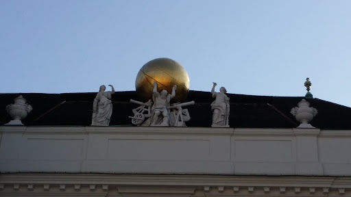 Gable statues on top of the Ho