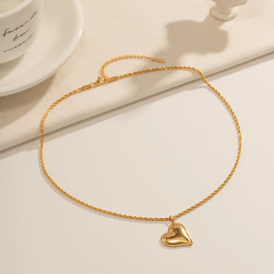 Collier avec pendentif fleurs de chanvre en acier titane doré, résistant à la décoloration. Un symbole d'amour simple et élégant, cadeau idéal.