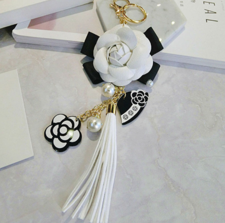 Chaveiro de Couro PU Estilo Coreano com Pingente de Camélia e Tassel Charme para Bolsa Acessório Prático e Charmoso para suas Chaves