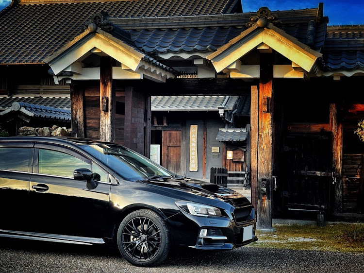 レヴォーグのセレナコラボ・成田山 名古屋別院 大聖寺・紅葉と愛車・赤とダーリンは映える♡・ダーリン撮ってもらっちゃった♡に関するカスタム事例の投稿画像7枚目