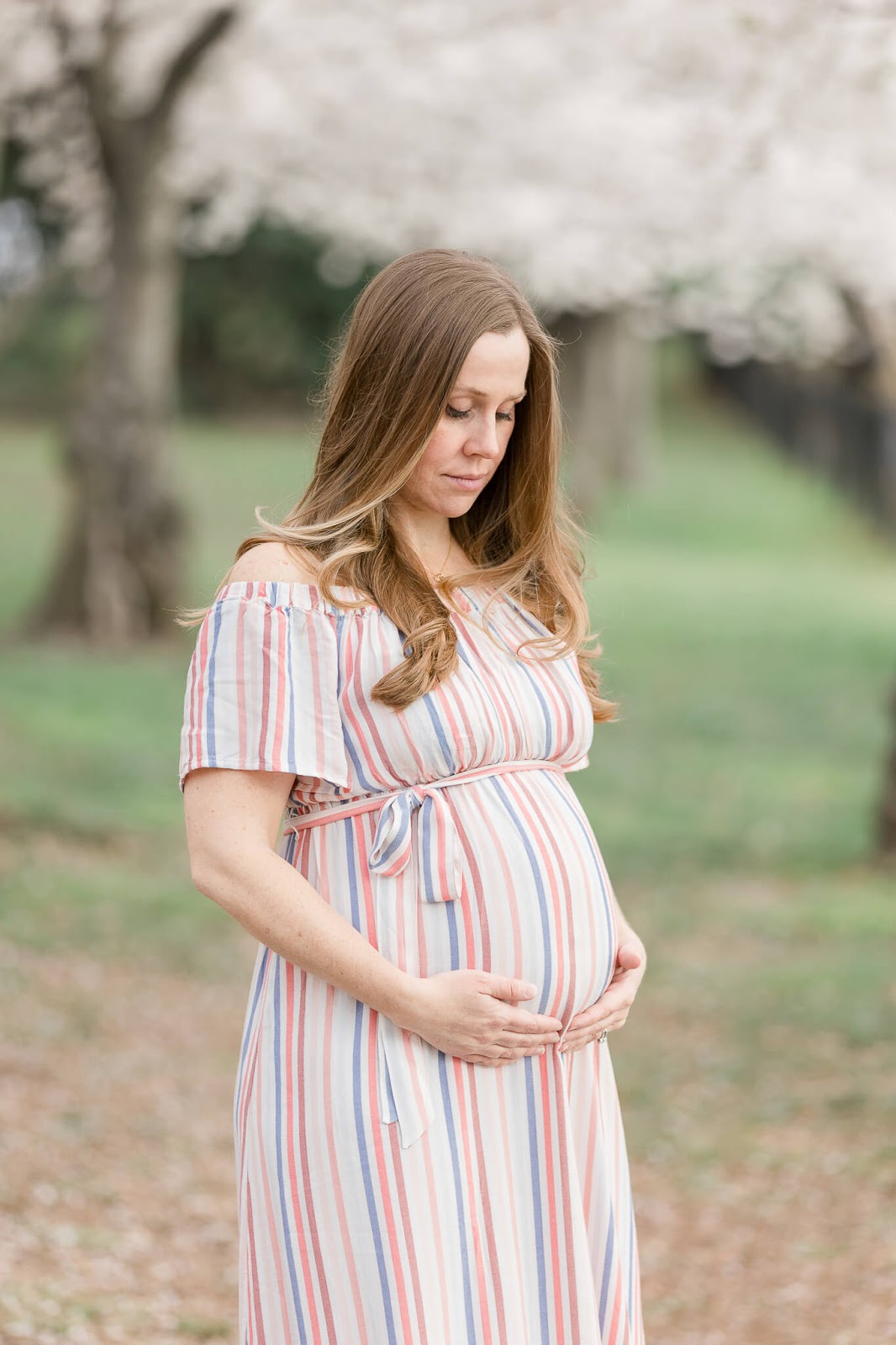 Pregnant woman solo photoshoot in a park