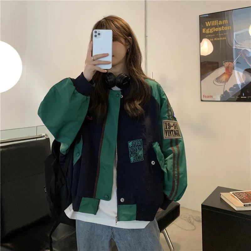 Jaqueta de beisebol feminina com zíper e costura em cores contrastantes. Conforto e estilo para diversas ocasiões, perfeita para um visual moderno e casual.