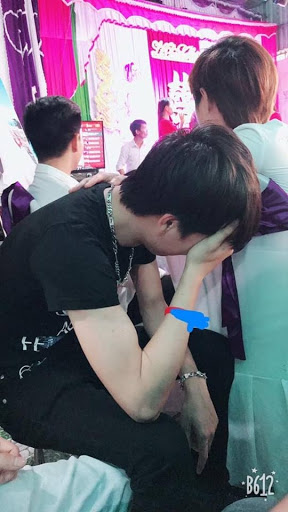 Chàng trai lấy tay che đi những giọt nước mắt hối hận khi người yêu cũ đi lấy chồng