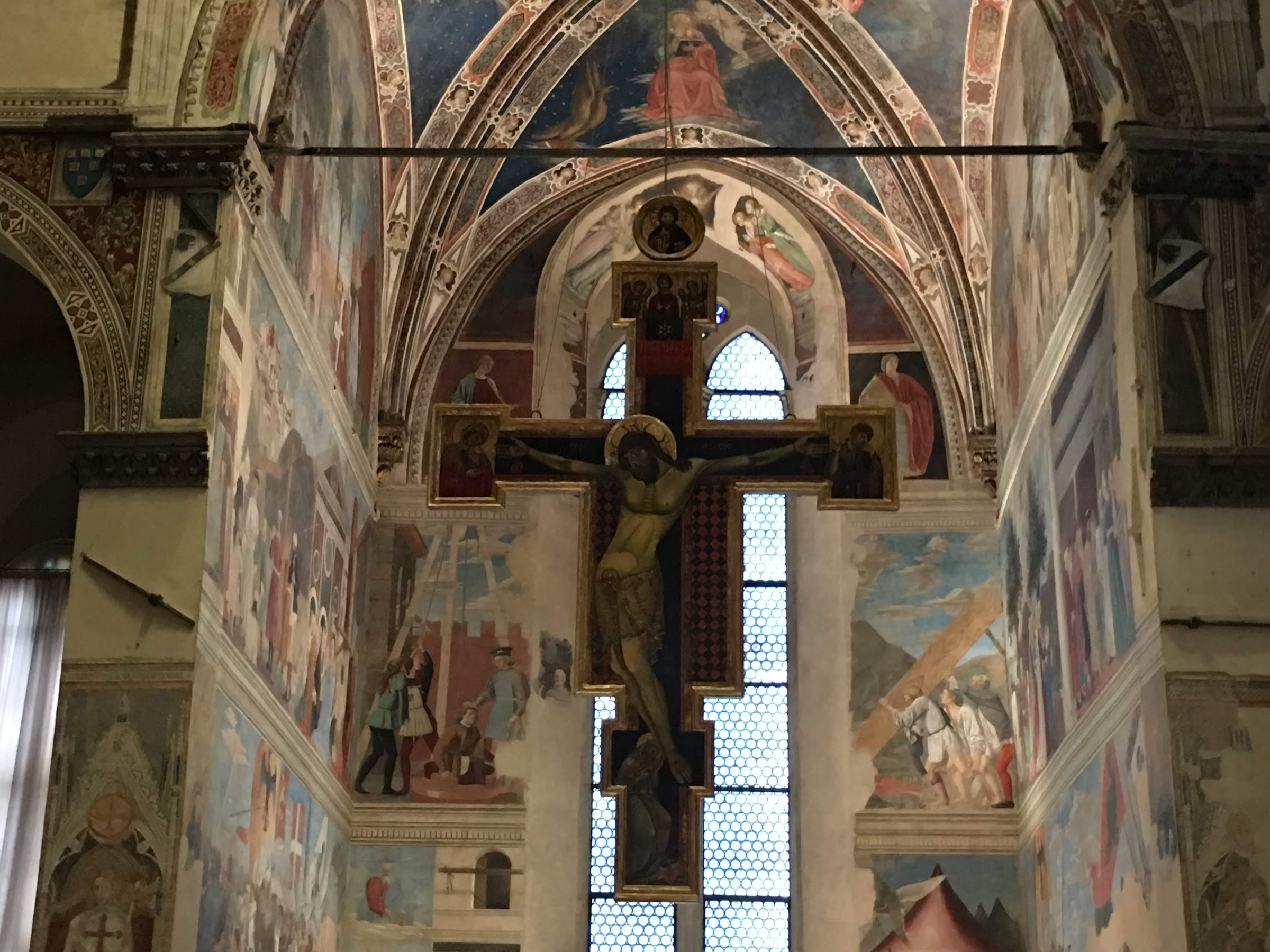 Interno della Basilica di San Francesco, Arezzo, con il Crocifisso del Maestro di San Francesco