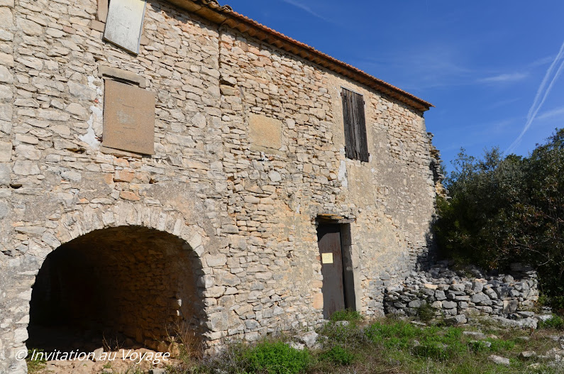 Sentier du Maquis, Ferme de la Débroussède