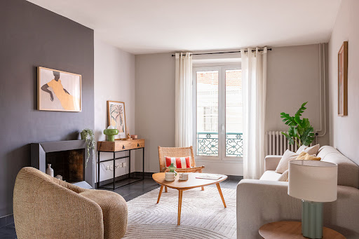 Living room with fireplace and modern furniture - Buy this luxury property in Saint-Germain-en-Laye, 5 rooms, 3 bedrooms