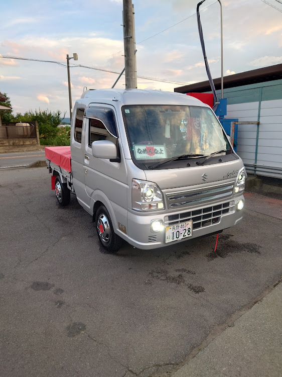 キャリイトラックの洗車の頻度ってどのくらい？・仕事終わりに洗車♪︎(*´ω`*)・#スーパーキャリイ・熱中症対策を充分に(^^ゝ・🇯🇵翔🇯🇵に関するカスタム事例の投稿画像1枚目