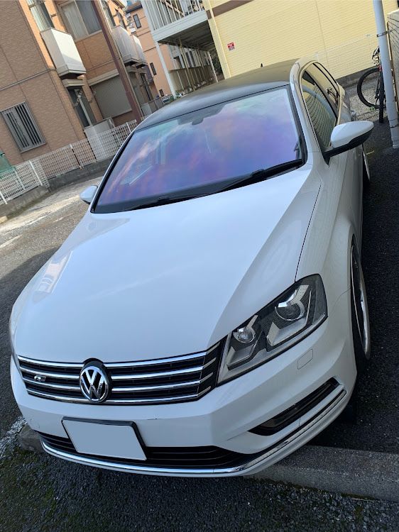パサートヴァリアントの#オーロラフィルム・フィルム施工・パサート・VWに関するカスタム事例の投稿画像1枚目