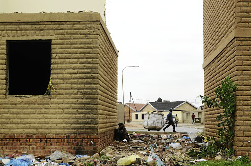 Abandoned flats near Dube Hostel attract criminals, complain nearby residents./Mduduzi Ndzingi